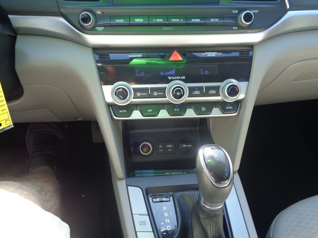 2020 Hyundai Elantra SE - Photo 13
