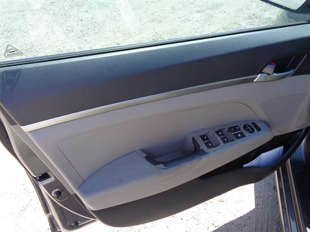 2020 Hyundai Elantra SE - Photo 20